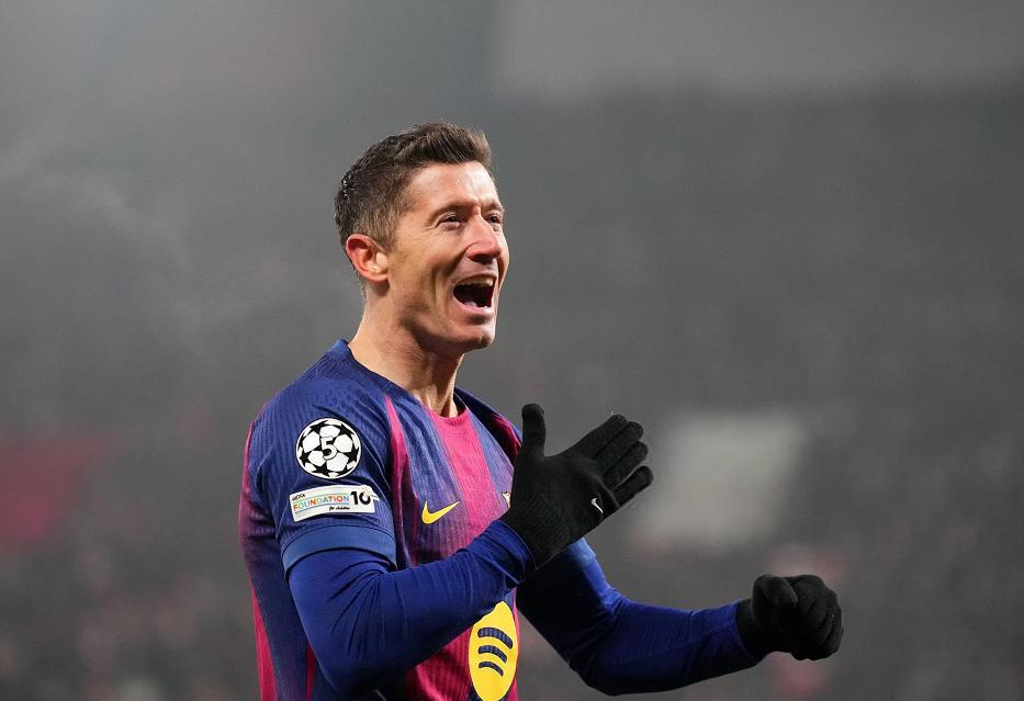 世界杯官方直播客户端下载入口-悲喜夜：凯恩失点拜仁晋级，利物浦3-0马赛，莱万超C罗冲梅西神迹